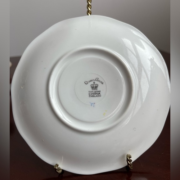 Queen Anne Fine Bone China Tea Cup & Saucer Yellow & Gold Filigree Floral Center - Picture 2 of 5